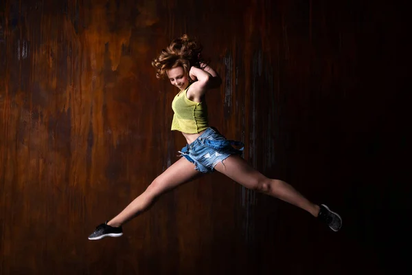美しいです女の子でカジュアル服ダンス屋内でロフトルームでラストバックグラウンド — ストック写真