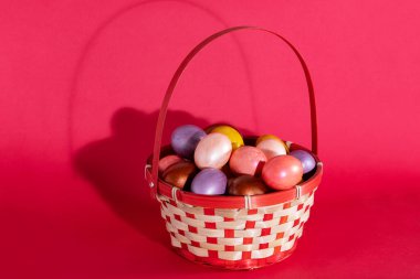 Paskalya boyalı yumurtalar kırmızı üzerine izole edilmiş.