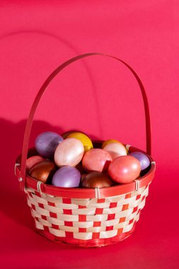 Paskalya boyalı yumurtalar kırmızı üzerine izole edilmiş.