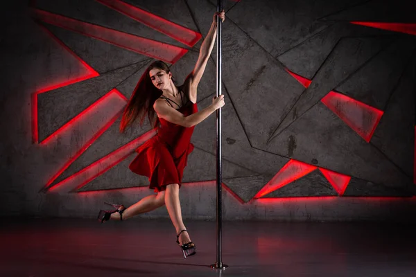美しいです女の子ダンスで赤ドレスと高いですかかと上のポールでダンススタジオ — ストック写真