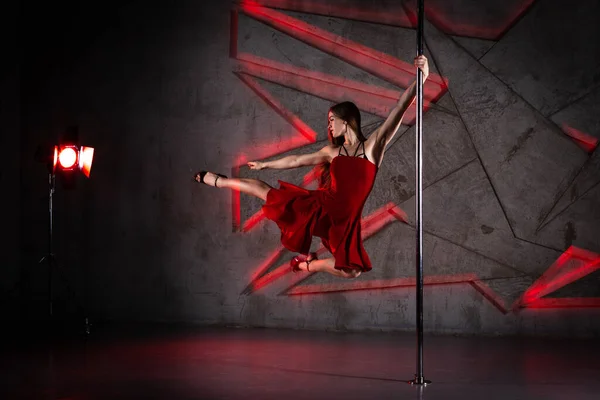 Hermosa Chica Bailando Vestido Rojo Tacones Altos Barra Estudio Baile — Foto de Stock