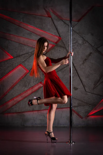 美しいです女の子ダンスで赤ドレスと高いですかかと上のポールでダンススタジオ — ストック写真