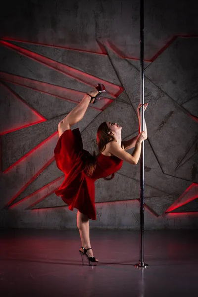 Schöne Mädchen Tanzen Rotem Kleid Und Stöckelschuhen Der Stange Tanzstudio — Stockfoto