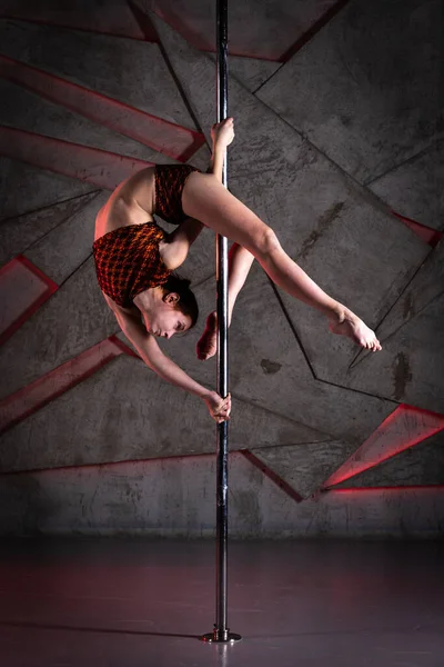 Bella Ragazza Che Acrobatici Flessibili Trucchi Sul Palo Studio Danza — Foto Stock