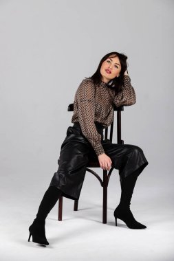 Bluz giymiş güzel bir kadın ve beyaz arka planda külot.