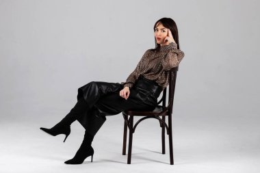 Bluz giymiş güzel bir kadın ve beyaz arka planda külot.