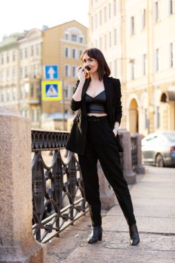 Siyah takım elbiseli güzel bir kadın Saint-Petersburg 'da geziniyor.