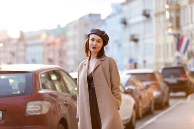Siyah takım elbiseli güzel bir kadın Saint-Petersburg 'da geziniyor.