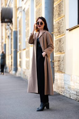 Siyah takım elbiseli güzel bir kadın Saint-Petersburg 'da geziniyor.