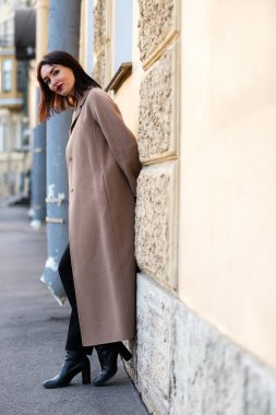 Siyah takım elbiseli güzel bir kadın Saint-Petersburg 'da geziniyor.