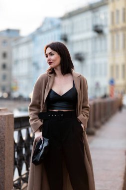 Siyah takım elbiseli güzel bir kadın Saint-Petersburg 'da geziniyor.