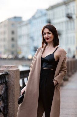 Siyah takım elbiseli güzel bir kadın Saint-Petersburg 'da geziniyor.