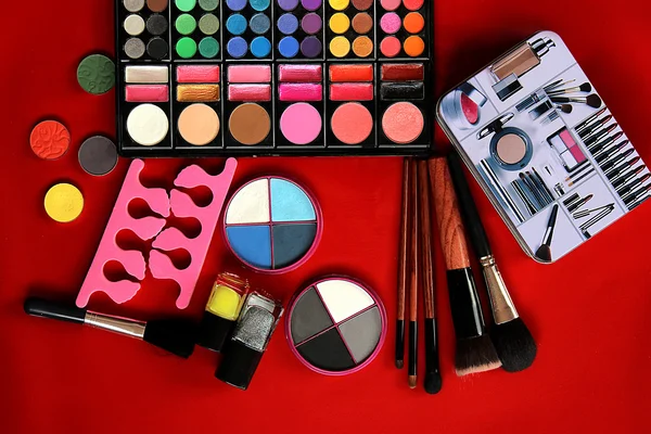 Makeup collection.Eye ombra, pennelli isolati sul rosso — Foto Stock