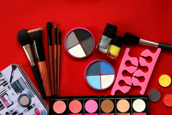 Makeup collection.Eye ombra, pennelli isolati su sfondo rosso — Foto Stock