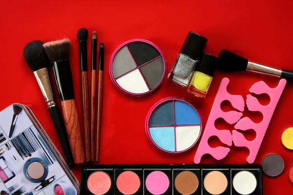 Makeup collection.Eye ombra, pennelli isolati su sfondo rosso — Foto Stock