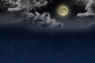 Güzel sihirli mavi gece gökyüzünde bulutlar ve dolunay ve yıldız