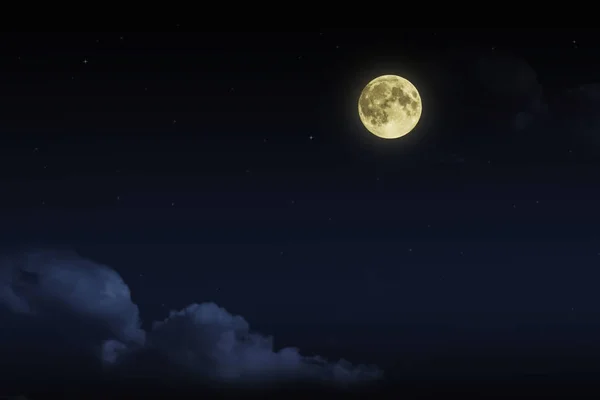 Hermosa magia azul cielo nocturno con nubes y estrellas de luna llena — Foto de Stock