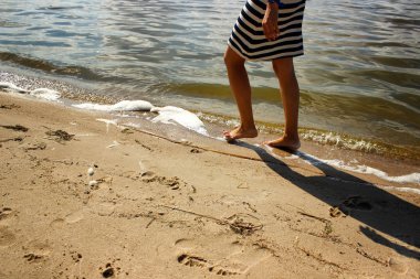 Denize plaja yakın bir güzel genç kız yakın çekim bacaklar
