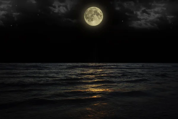 Beau ciel nocturne bleu magique avec nuages et étoiles de pleine lune reflet dans l'eau — Photo