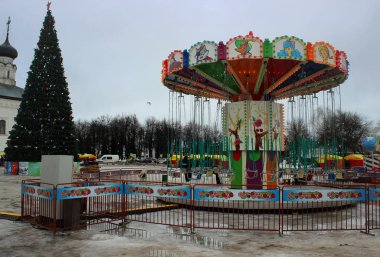 Çocuk parlak atlıkarınca zinciri kış sezonu kare yakın çekim merkezi