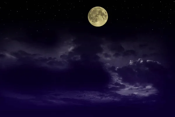 Bellissimo cielo notturno blu magico con nuvole e stelle della luna piena — Foto Stock