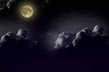 Güzel sihirli mavi gece gökyüzünde bulutlar ve dolunay ve yıldız