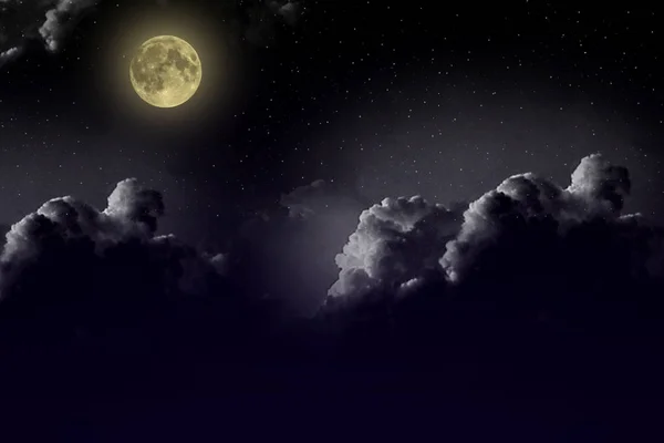Прекрасне чарівне блакитне нічне небо з хмарами і повним місяцем і зірками — стокове фото