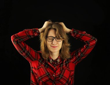 Genç güzel kız yakın çekim yüzünde çeşitli duygular ile kırmızı Kareli gömlekli portresi