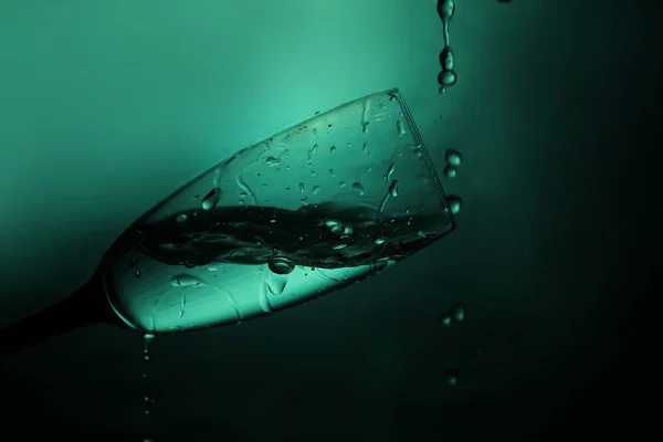 Üveg Serlege Közelkép a vízcseppek a víz egy zöld háttér — Stock Fotó