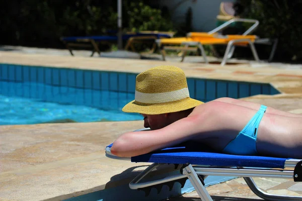 아름 다운 금발 소녀는 수영장으로 안락에 여름 날에 일광욕 — 스톡 사진