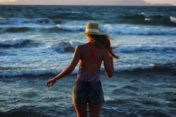 Joven chica hermosa primer plano cerca del mar al atardecer —  Fotos de Stock