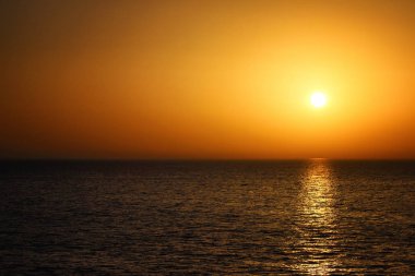 Denizle güzel turuncu günbatımı. Yaz manzara