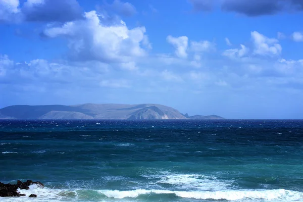 Beaux paysages de la mer et des montagnes avec des nuages blancs en été — Photo