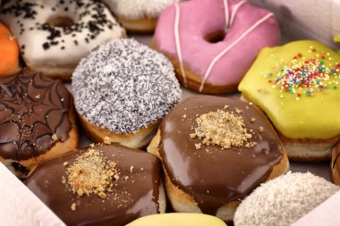 Bir kutu içinde parlak ve renkli donut yakın çekim