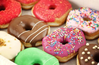 Bir kutu içinde parlak ve renkli donut yakın çekim