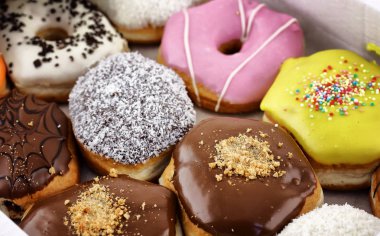 Bir kutu içinde parlak ve renkli donut yakın çekim