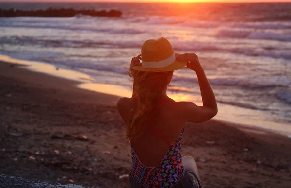 Joven chica hermosa primer plano cerca del mar al atardecer —  Fotos de Stock