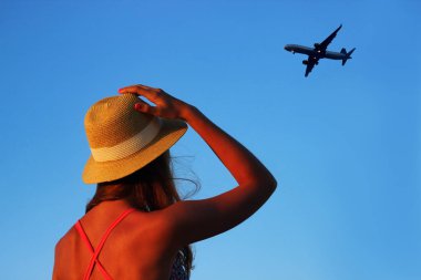 Genç kız güzel uçak nereye uçup gökyüzüne bakarken yaz şapka