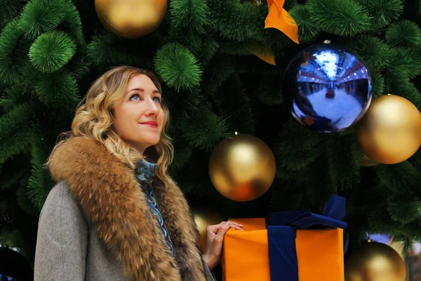 Krásná mladá dívka v zimní kabát na pozadí stromeček zdobené koule v detail nákupního centra — Stock fotografie