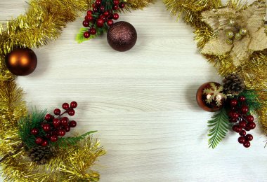 Yeni yıl süslemeleri için ahşap arka plan üzerinde metin yer çevresinde