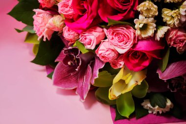 Güzel bahar buket çiçek bir pembe yakın çekim. Gül, Kasımpatı, lilyum buketi.