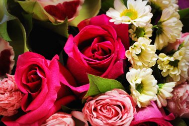 Güzel bahar buket çiçek bir pembe yakın çekim. Gül, Kasımpatı, lilyum buketi.