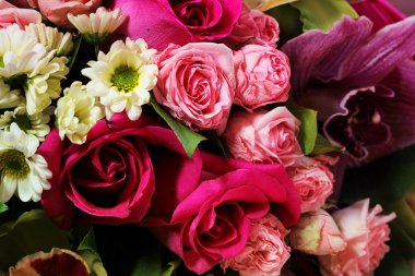 Güzel bahar buket çiçek bir pembe yakın çekim. Gül, Kasımpatı, lilyum buketi.