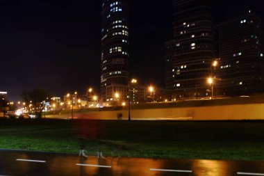 Manzara gece ışıkları ve yüksek binalar ile büyük bir şehir. Moskova, Rusya, Rostokino bölge