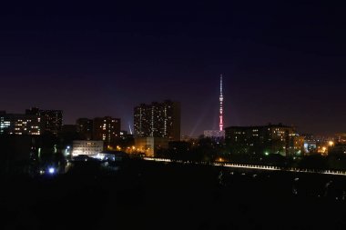 Köprü su kemeri üzerinde çalışan ve geceleri Ostankino Kulesi ile toplu çiftçi artalanları gece manzarası. Moscow, Rusya Federasyonu