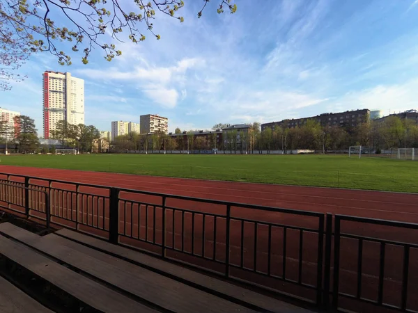 Stade en été avec tapis roulants et bancs à proximité — Photo