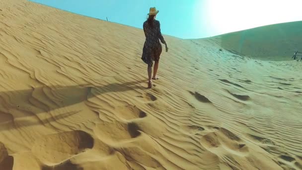  Jeune belle femme en robe longue marche le long des dunes de sable du désert de Dubaï 
