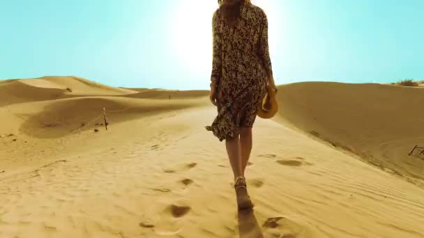 Jeune belle femme en robe longue marche le long des dunes de sable du désert de Dubaï 