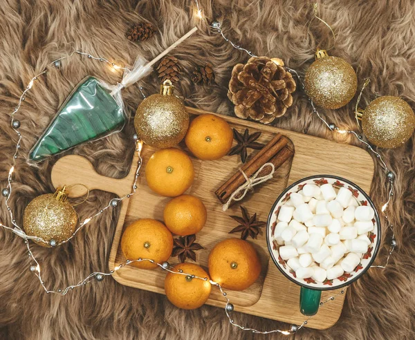 Placa Madeira Com Tangerinas Cacau Com Marshmallows Bolas Douradas Cones — Fotografia de Stock