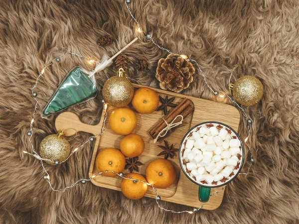 Placa Madeira Com Tangerinas Cacau Com Marshmallows Bolas Douradas Cones — Fotografia de Stock